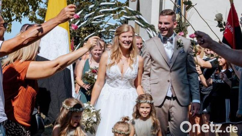 Das glückliche Brautpaar Natalie und Stefan Legl nach der feierlichen Hochzeitsmesse. Bild: gm