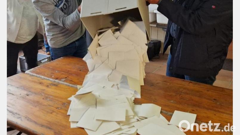 Gemeinderat Armin Kiener (rechts) und Verwaltungsmitarbeiter Andreas Danzl leeren am Sonntag kurz nach 18 Uhr die Wahlurne bei der Trausnitzer Urwahl des Bürgermeisters. Ganz links Gemeinderätin Romana Sandmann, die bei der Auszählung half. Bild: td