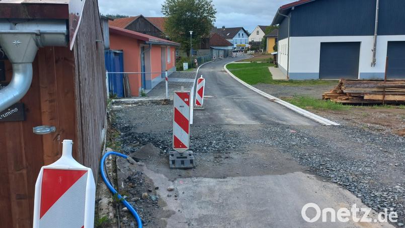 Bei den aktuellen Dorferneuerungsmaßnahmen, wie hier zum Beispiel am Tradweg, werden die Kabelverbände für den Gigabitausbau bereits mitverlegt. Bild: mnt