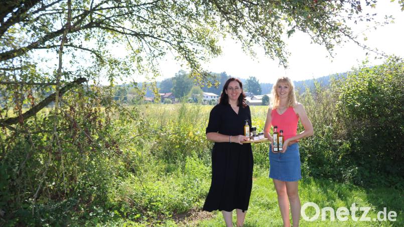 Im Hintergrund schwirren Schmetterlinge um die hohen Brennnesseln: das richtige Fotomotiv für ihr erstes gemeinsames Produkt, finden Stefanie Götz und Katrin Betz. Es heißt Heimatöl und vereint das Wissen und Können der beiden jungen Frauen. Bild: Melanie Schmid