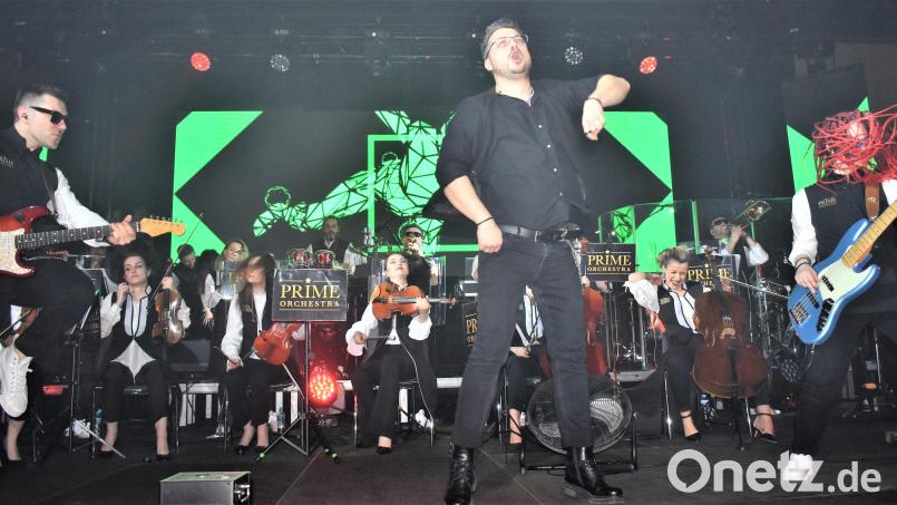 Das &quot;Prime Orchestra&quot; mit seiner &quot;Rock Sympho Show&quot; ließ heuer die Grafenwöhrer Stadthalle vibrieren. Am 3. April 2025 kommen sie erneut nach Grafenwöhr. Bild: rgr