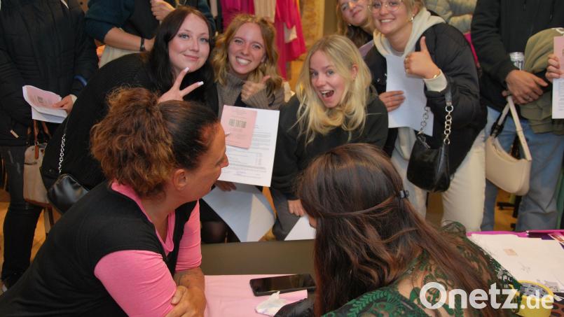 Beste Stimmung herrschte im „Loft Fashion“ in der Georgenstraße, auch wenn die Wartezeit für ein kostenloses Tattoo lang war. Bild: gsp