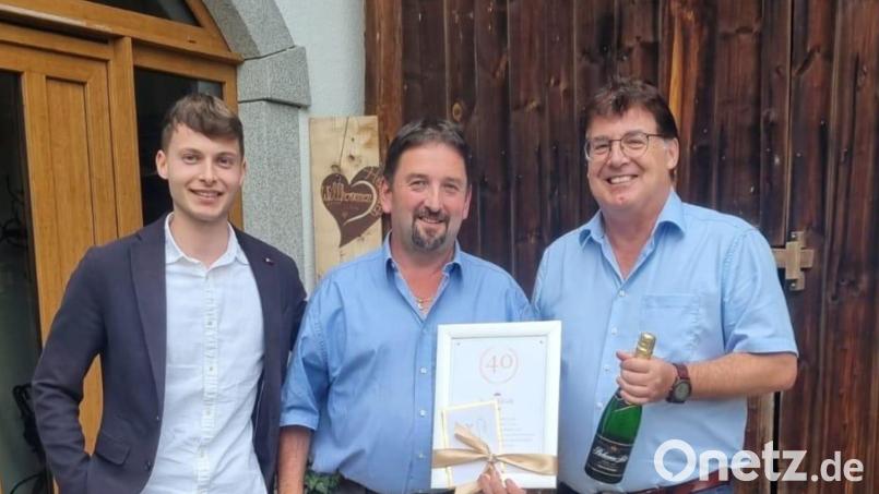 Eric (links) und Wolfgang Bähnk (rechts) ehrten Josef Blödt für vierzigjährige Betriebstreue zur Nabburger Firma Autohaus Bähnk. Bild: Wolfgang Bähnk/exb