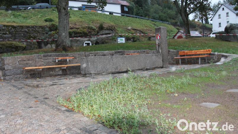 Der &quot;Rentnertrupp&quot; hat bei der Instandsetzung des Brunnes wieder großartiges Engagement an den Tag gelegt. Bild: pi