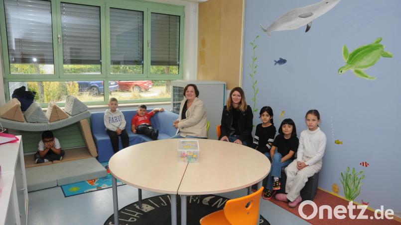 Das neue Ruhezimmer in der Jahngrundschule mit einem Motiv aus dem Meer ist gelungen. Die Bezüge zum Ozean passen zum Unterrichtsfach Zukunft, in dem es auch um Meeresverschmutzung geht. Zufrieden zeigen sich die Gestalterin Melanie Sichelstiel (Vierte von rechts) und Rektorin Andrea Dechant (Fünfte von rechts). Bild: ge