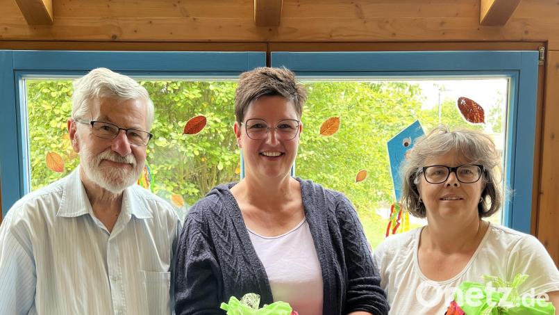 Karin Müller (Mitte) ist die neue Leiterin der Kita St. Nikolaus in Mehlmeisel. Ihre Stellvertreterin ist Sylvia Hautmann. Begrüßt und beschenkt wurden sie von Kirchenpfleger Manfred Prechtl. Bild: gis