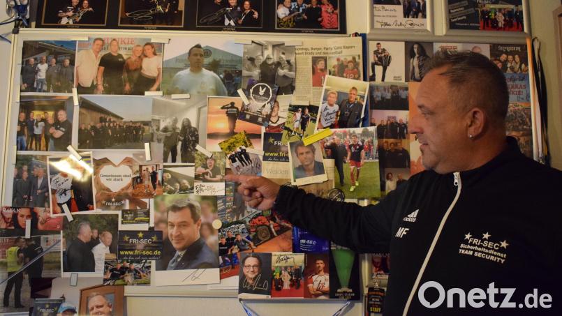 Marcus Fritsch an seiner &quot;Wall of Fame&quot; mit Autogrammen und Fotos von Promis und Persönlichkeiten. Darunter sind Schauspieler, Musiker und Politiker. Bild: szl