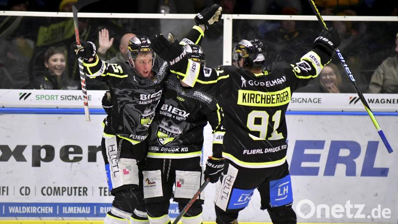 Michael Kirchberger (rechts/Szene aus einem früheren Spiel) erzielte das Ehrentor des ERSC beim Test in Erding. Bild: Hubert Ziegler