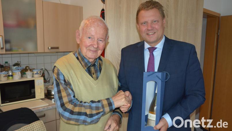 Glückwünsche zum 90. Geburtstag erhielt Franz Baumgartner (links) von Bürgermeister Stefan Grillmeier. Bild: jr