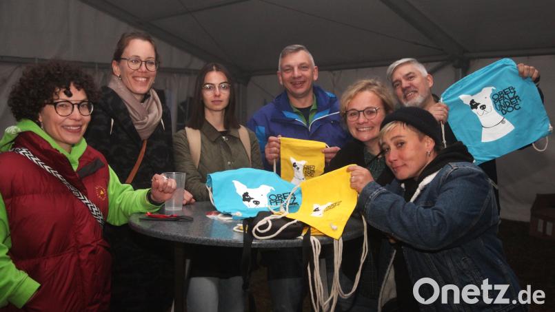 Gute Stimmung trotz schwachen Besuchs: DJ Maca, die Vertreterinnen der Oberpfalz Marketing e.V., Cindy Michel und Anja Wirth, sowie Landkreis-Sportreferent Manuel Lischka (von rechts) feierten mit den Gästen bei der Aftershow-Party im ZKF-Zelt. Bild: Hirsch