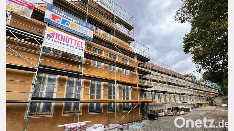 Derzeit wird im Zuge der Sanierungsarbeiten die Fassade der Kastler Schule getüncht. Bis zum Winter soll das Gerüst wieder abgebaut werden. Bild: jp