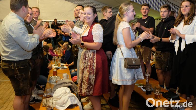 Hoch die Krüge und rauf auf die Bänke heißt es am Wochenende bei der &quot;Spoinsada Kirwa&quot;. Bild: do