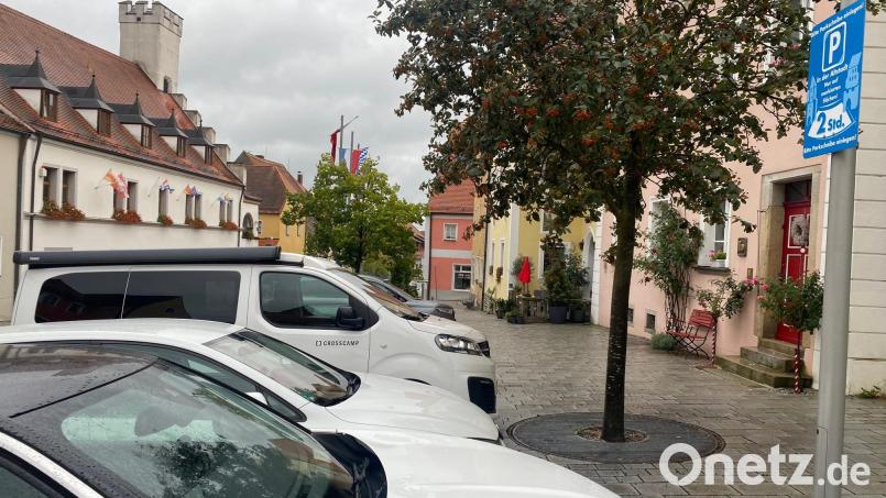 In der Nabburger Altstadt darf auf gekennzeichneten Flächen höchstens zwei Stunden lang geparkt werden. Damit Bewohner ihre Fahrzeuge uneingeschränkt abstellen dürfen, können sie eine Parklizenz bekommen. Bild: Wilhelm Amann