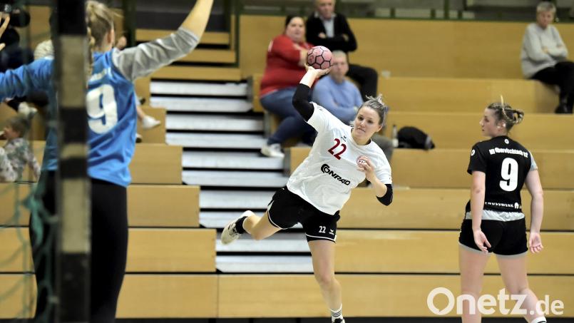 Wiebke Lang (Mitte) vom HC Sulzbach-Rosenberg erzielt hier einen ihrer insgesamt drei Treffer, während Torhüterin Marie Fichtinger (links) und Franziska Uschold (rechts) keine Abwehrmöglichkeit haben. Bild: Hubert Ziegler