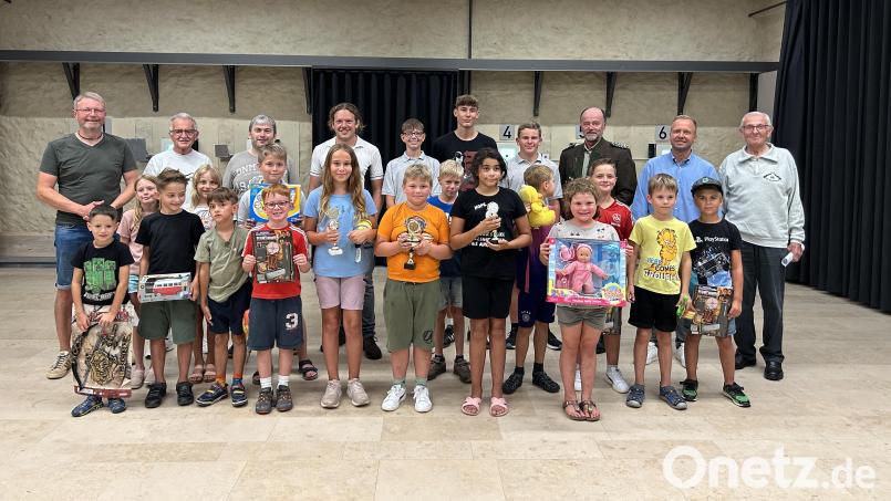 Die teilnehmenden Kinder des Schnupperschießens mit Schützenmeister Franz Grötsch, Gauschützenmeister Werner Wendl und MdL Bernhard Heinisch Bild: Heidi Kunz
