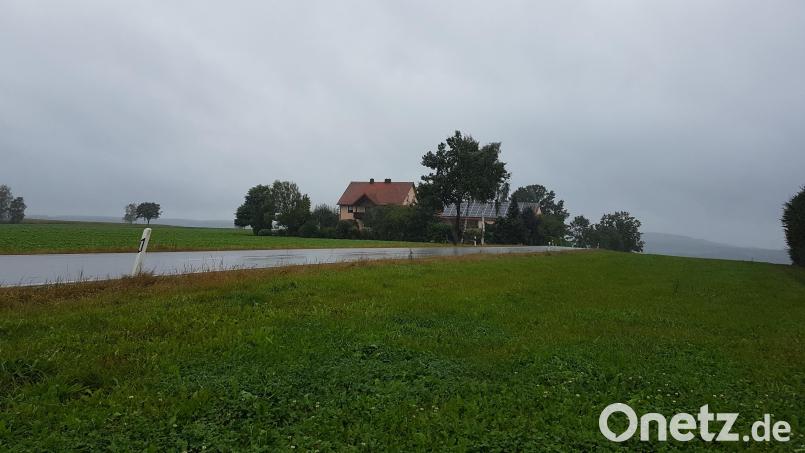 Der Eigentümer des Zellerhofes, gelegen zwischen den Orten Moosbach und Saubersrieth, beantragte eine Geschwindigkeitsbegrenzung auf der Staatsstraße 2160. Bild: gi