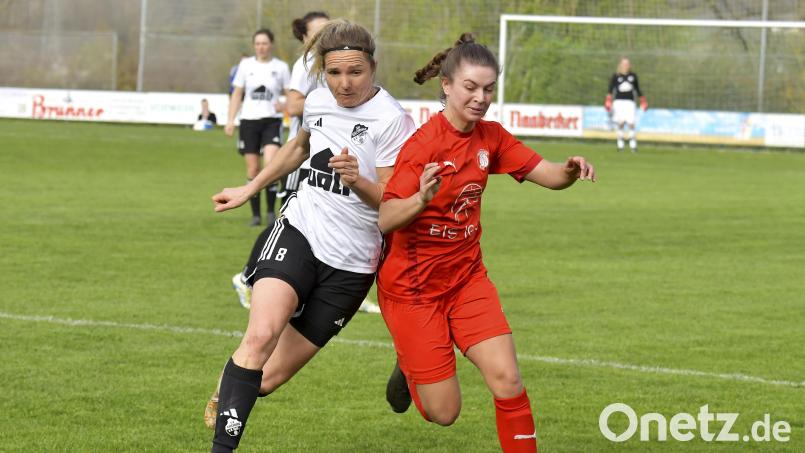 Auch Anna Luschner (rechts/Szene aus einem früheren Spiel) traf für Theuern in Ingolstadt. Archivbild: Hubert Ziegler
