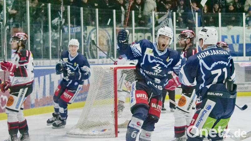 Chad Bassen (Mitte) jubelte zwei Jahre lang im Trikot der Blue Devils Weiden. Archivbild: Elke Engelmaier