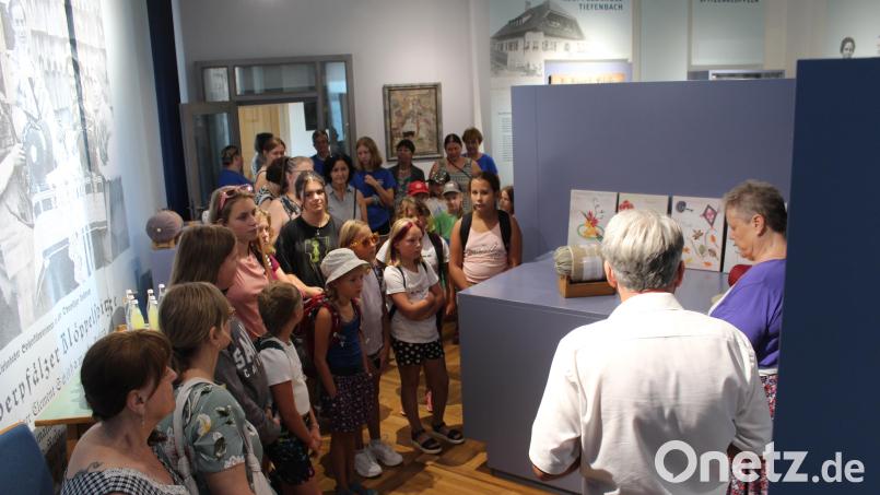 Im Tiefenbacher Klöppelmuseum begrüßt Bürgermeister Ludwig Prögler die tschechischen Gäste. Miroslava Vackowà (rechts) begleitet als Dolmetscherin. Bild: Nikolaus Scherr