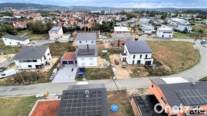 Die beiden Areale Kennedystraße Süd I (im Vordergrund) und II (rechts hinten) zählen zu den letzten der neu entwickelten Baugebiete der Stadt Amberg. Die hier entstandenen Bauplätze waren heiß begehrt, aktuell sind alle Parzellen vergeben. Bild: Susanne Schwab