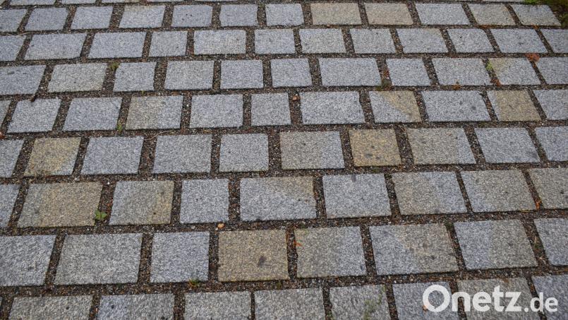 Zu den wasserdurchlässigen Pflastersystemen zählen Hofflächen mit einem Pflaster dessen Fugenbreite mindestens ein Zentimeter beträgt und die an eine Versickerungsanlage angeschlossen sind. Bild: bnr