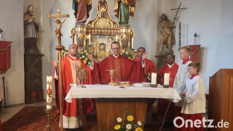 Den Namenstag der Bergkirche feiern mit Gläubigen aus dem ganzen Landkreis (von links) Pfarrvikar Pater Jimmy Joseph, Pfarrer Thomas Helm, Pfarrer Benny Joseph und Stadtpfarrer Hrudaya Madanu. Bild: rha