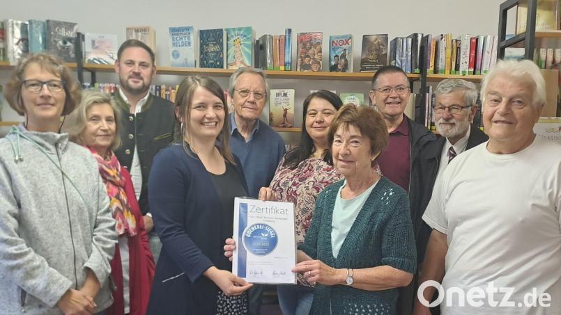 Mitarbeiterin Elisabeth Kraus (von links), Edeltraud Nickl (Pfarrbüro), Bürgermeister Sebastian Voit, Christina Schnödt, Mitarbeiter Albert Kastl, Mitarbeiterin Annette Schick-Teufel, Leiterin Selma Markhof, Pfarrer Ferdinand Weinberger, Kirchenpfleger Manfred Prechtl und Unterstützer Armin Kellner freuen sich über die Auszeichnung. Bild: gis
