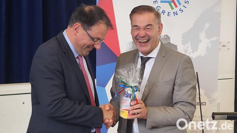 Zum Dank gibt es Wurst: Peter Berek (rechts) überreicht an Staatssekretär Martin Schöffel eine Freundschafts-Wurst aus Selb. Bild: Wolfgang Würth