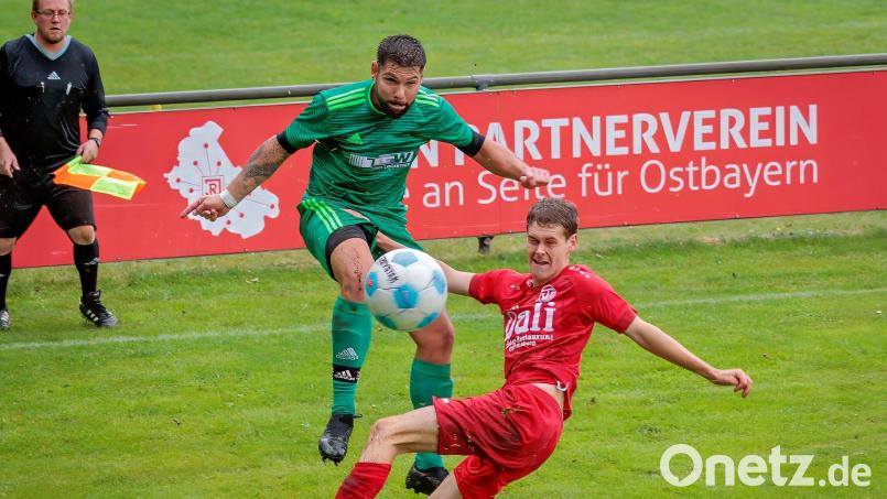 Der Nabburger Lukas Reitinger (rechts) im Zweikampf mit Bastian Welnhofer vom FC OVI/Teunz. Der TV siegte überraschend hoch mit 4:1. Bild: Günter Uschold
