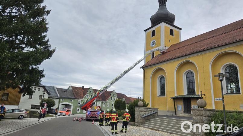 Schauplatz der (hier im Bild laufenden) Bergungsaktion am Sonntag war die Pfarrkirche Sankt Michael in Wiesau. Bild: Karl Georg Haubelt/exb
