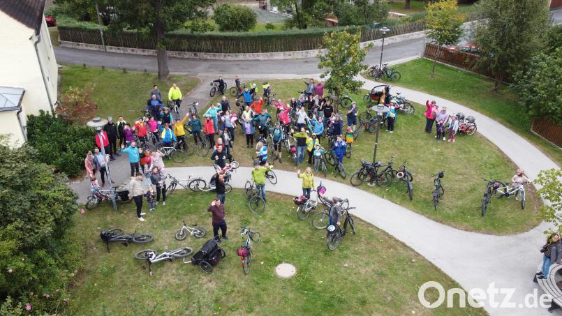 Die Fairtrade-Steuerungsgruppe der Stadt Kemnath hatte zum ersten Kemnather Radelsonntag eingeladen. Start und Ziel war am Gesellenhaus. Über 80 Interessierte waren der Einladung gefolgt. Bild: Martin Pasieka