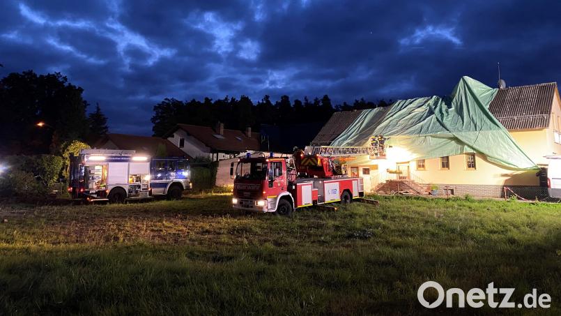 Das Haus an der Sandstraße wurde durch den nächtlichen Brand sehr schwer beschädigt. Die Bewohnerin, eine ältere Dame, brachte sich rechtzeitig in Sicherheit. Das Technische Hilfswerk sicherte das Gebäude mittels Notdach und Holzverschalung Bild: THW Schwandorf/Andreas Fleischmann/exb
