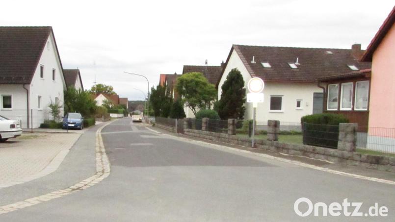 Ein Ärgernis ist seit langem der Zustand des Ossangerweges. In der Sitzung des Marktgemeinderates wurde ein Auftrag an das Ingenieurbüro Zwick erteilt, damit die Sanierung nun in Angriff genommen wird. Bild: Richard Kammerer
