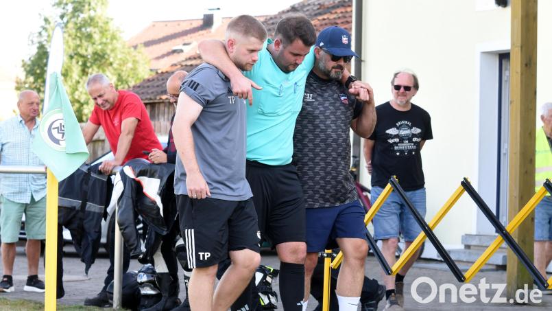 Der verletzte Schiedsrichter Mario Kiefl (Mitte) wird vom Platz geführt. Aus: SV Mitterteich - SV Unterreichenbach 1:1. Bild: Gebert