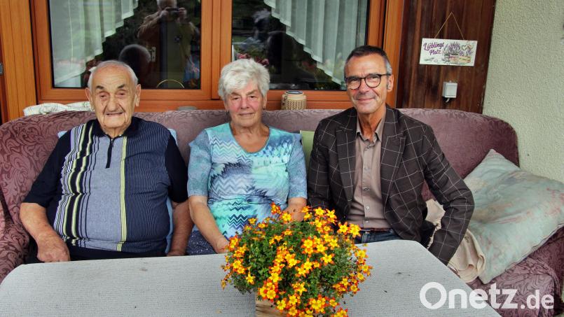 Ehemann Georg Übler (90) und Neukirchens Bürgermeister Peter Achatzi nehmen Elfriede Übler an ihrem 85. Geburtstag in die Mitte. Bild: ds