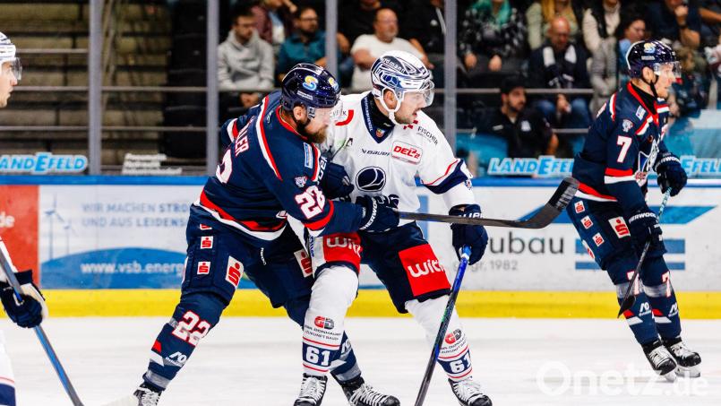 David Elsner (Mitte) erzielte für die Blue Devils Weiden bei der Niederlage in Kassel den Treffer zum zwischenzeitlichen 2:2-Ausgleich. Bild: JMD-Photographie