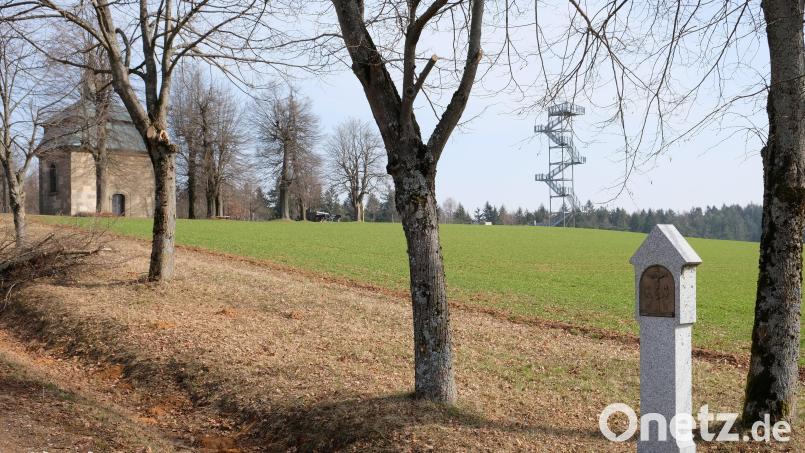Das Waldgebiet am Kütschenrain soll laut Teilfortschreibung des Regionalplanes zum Vorranggebiet für Windräder werden. Für unabdingbar hält der Marktgemeinderat dabei einen angemessenen Abstand zum Naherholungsgebiet und zu den touristischen Attraktionen rund um den Thurndorfer Kalvarienberg (unser Bild). Bild: do