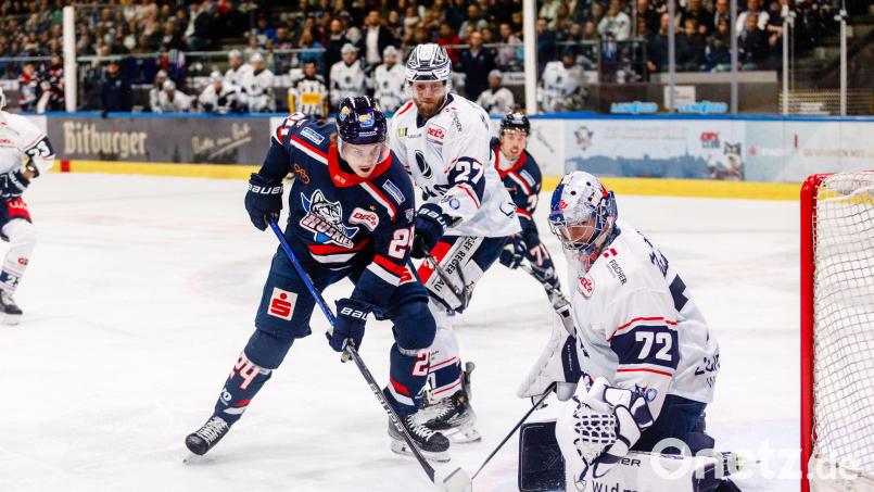 Devils-Keeper Daniel Allavena (rechts) und Dominik Bohac (links daneben) verteidigen das Weidener Tor. Die Devils verloren in Kassel mit 2:3. Bild: JMD-Photographie
