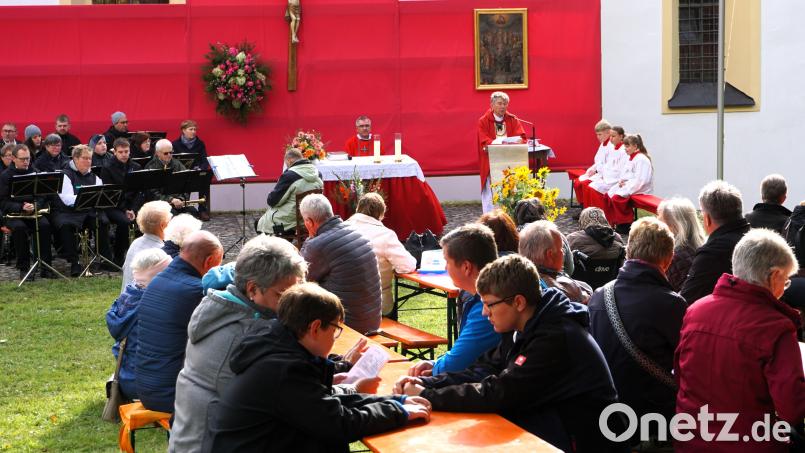 Pfarrer Ambros Trummer rief die Gläubigen dazu auf, 15. Nothelfer zu sein. Bild: tra