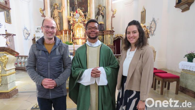 Lars Grünitz begrüßt Dr. Justin Kishimbe und Laura Amann im Namen der Pfarrei Altenstadt/WN. Bild: adj