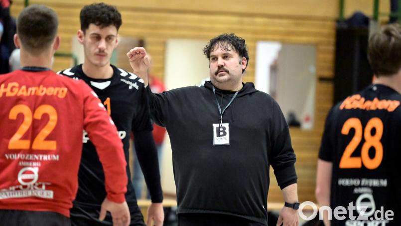 Christof Heiduk (Mitte), Trainer der HG Amberg, kehrt am Samstag an seine alte Wirkungsstätte zurück. Bild: Hubert Ziegler