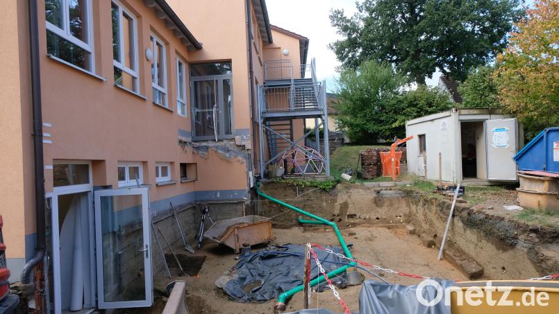 Auf dieses Bild hat man monatelang gewartet. Die Bauarbeiten für die Erweiterung des Kindergartens „Unterm Regenbogen“ der Evangelischen Gemeindediakonie haben begonnen. Bild: le
