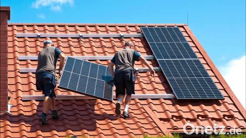 Die Stadt Vohenstrauß bezuschusst Stromspeicher bei der Neuerrichtung von Photovoltaikanlagen auf Gebäuden. Bild: txn-Foto: AHatmaker/vzbv/adobestock