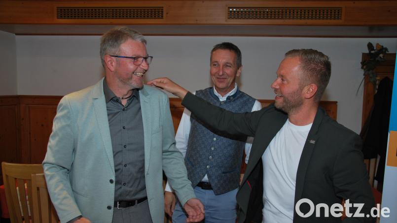 Glückwunsch für Hans Martin Grötsch (links) von Landtagsabgeordnetem Bernhard Heinisch (rechts) und dem Neumarkter Kreisvorsitzenden Bernd Mayr. Bild: gsp
