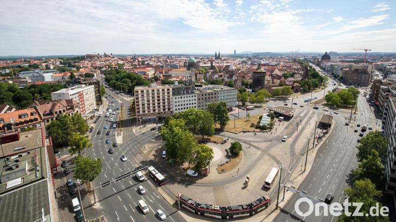 Blick vom Hochhaus am Plärrer auf den Plärrer vorne und die Altstadt Nürnbergs dahinter. Symbolbild: Daniel Karmann/dpa