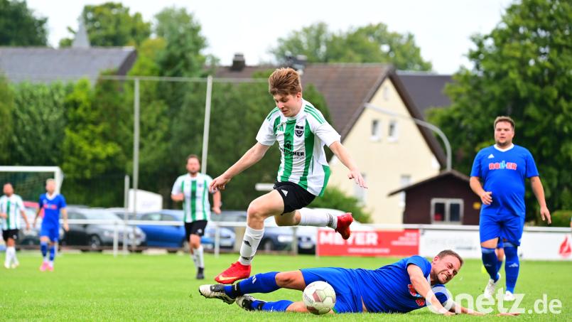 Konstantin Grundl (gestreiftes Trikot) ist in dieser Saison erneut kaum zu bremsen. Nach acht Spielen hat der Pechbrunner Offensivmann bereits 14 Tore und fünf Torvorlagen auf dem Konto. Bild: Schrems, Thomas