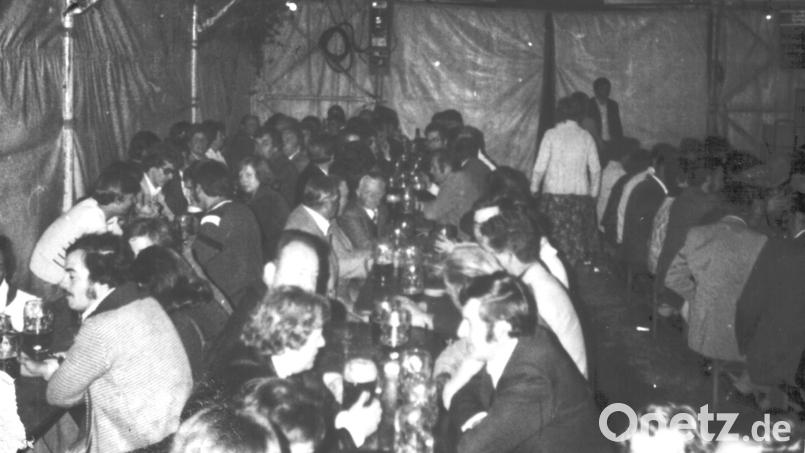 Die erste Zeltkirchweih des Geselligkeitsvereins Rauchclub Erbendorf-Altenstadt fand 1972 in einem 16x8 Meter großem Zelt statt. Bild: Archiv Jochen Neumann