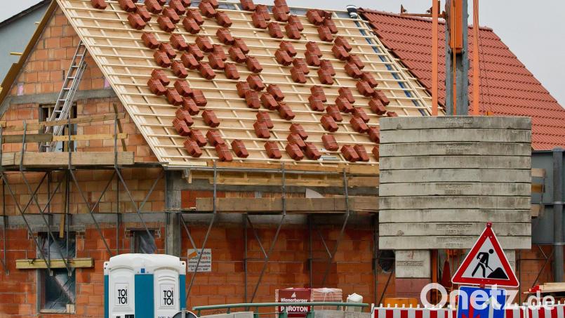 Damit am Weidener Stadtrand neue Baugebiete entstehen dürfen, muss die Regierung der Oberpfalz dem Flächennutzungsplan erst zustimmen. Immerhin der Stadtrat hat nun einen Kompromiss geschmiedet. Symbolbild: Daniel Karmann/dpa