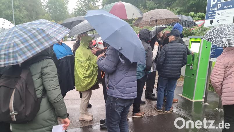 Nicht angenehm: Mit Regenschirm und dicker Jacke in der Schlange vor dem Parkautomaten bei der Luisenburg. Bild: Matthias Vieweger