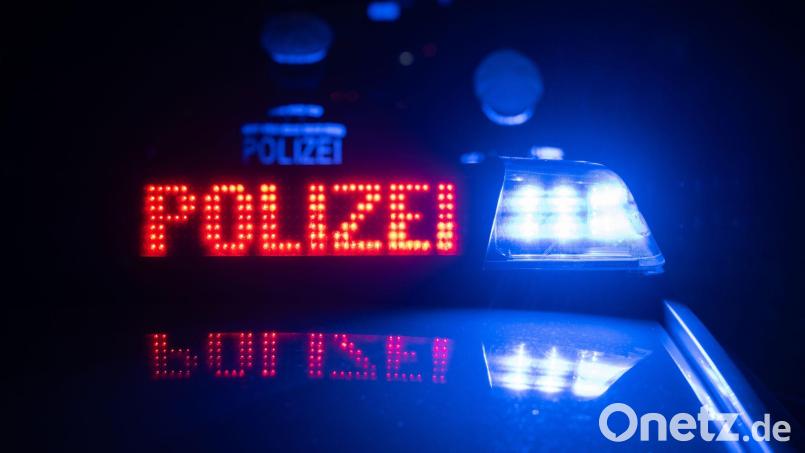 Ein Pkw-Brand führte am späten Dienstagabend zu einem Polizeieinsatz auf der Autobahn bei Ursensollen. Symbolbild: Marijan Murat/dpa